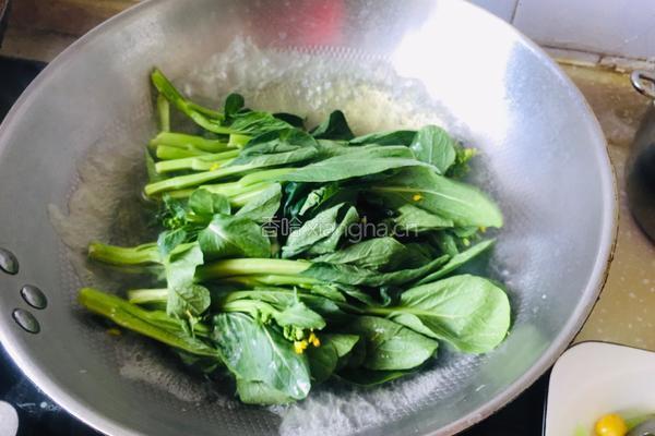 蒜炒芥兰的做法图解1