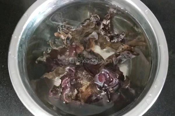 木耳西芹炒鸡肉的做法图解1