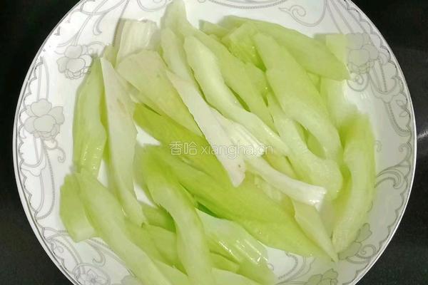 木耳西芹炒鸡肉的做法图解3