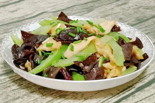 木耳西芹炒鸡肉的做法图解16