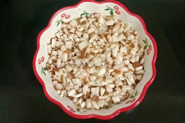 猪肉香菇酿苦瓜的做法图解1
