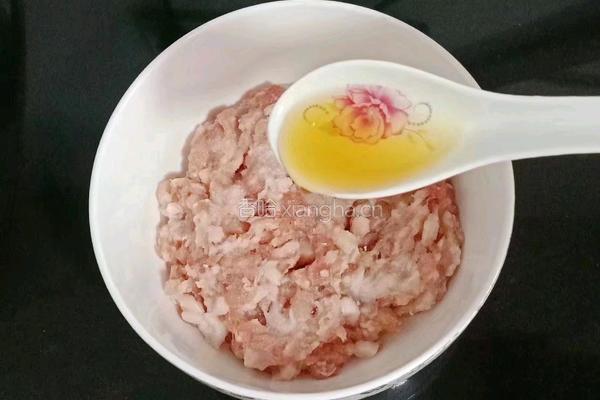猪肉香菇酿苦瓜的做法图解3