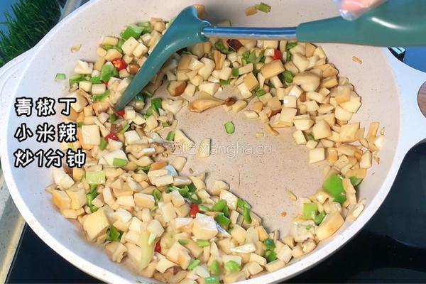 杏鲍菇炒鸡丁的做法图解6