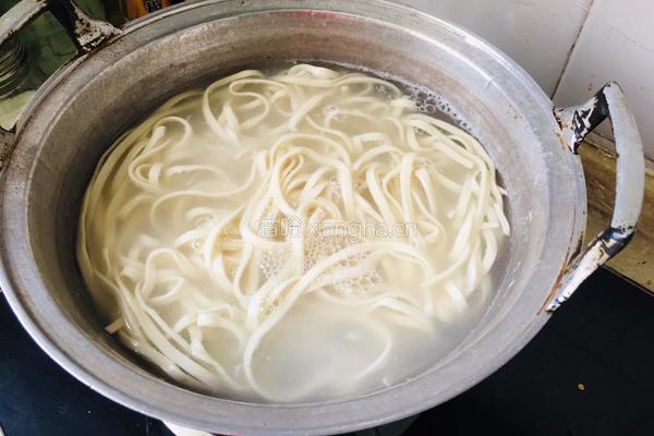 芹菜浆水面的做法图解9