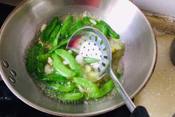 荷兰豆炒百合银杏仁的做法图解3
