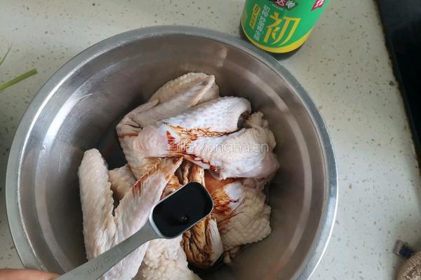 电饭锅焖鸡翅的做法图解3