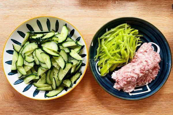 酱香肉末黄瓜的做法图解2