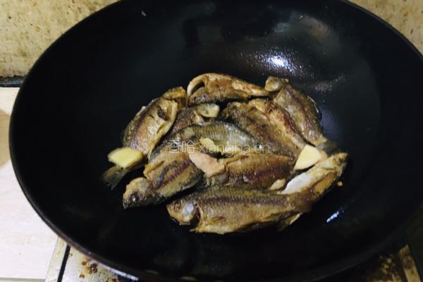 鲫鱼豆腐汤的做法图解3