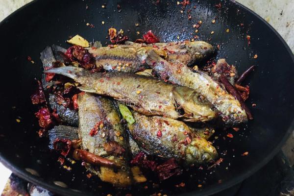 香酥小鲫鱼的做法图解7