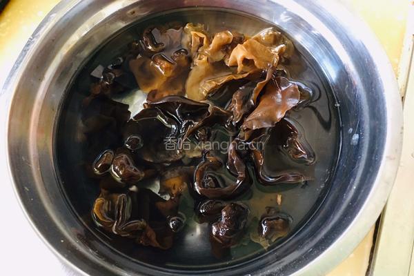 莲花白木耳过油肉的做法图解3