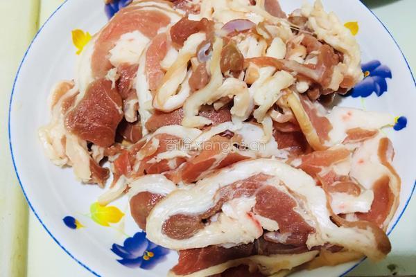 羊肉炒圆葱的做法图解1