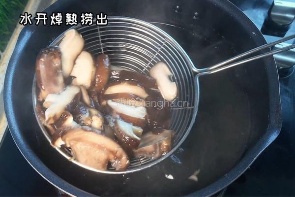 番茄虾仁香菇炒面的做法图解2