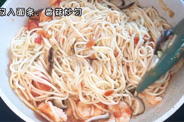 番茄虾仁香菇炒面的做法图解8