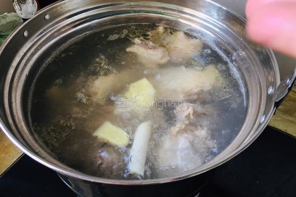 玉米胡萝卜炖土鸡的做法图解4