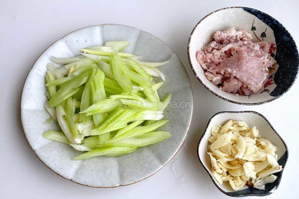 肉片炒西芹的做法图解1