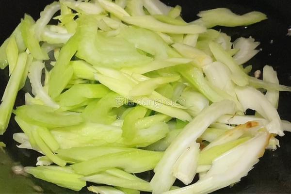 肉片炒西芹的做法图解5