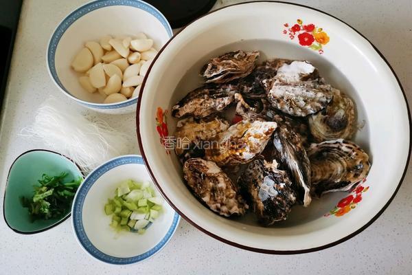蒜蓉粉丝蒸生蚝的做法图解2