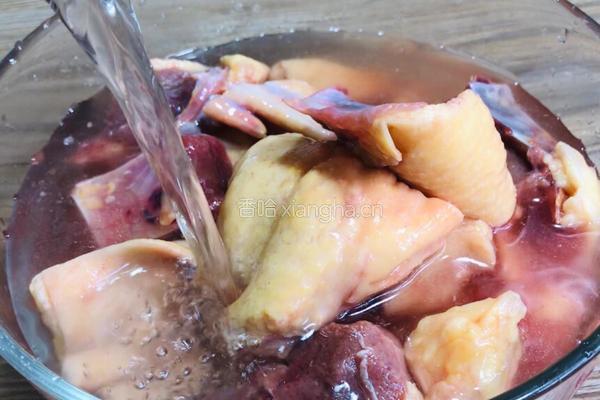 黄瓜焖豚肉的做法图解1