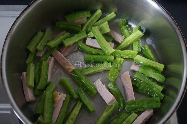 苦瓜炒咸肉的做法图解5