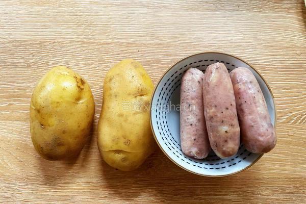 烤土豆香肠的做法图解1