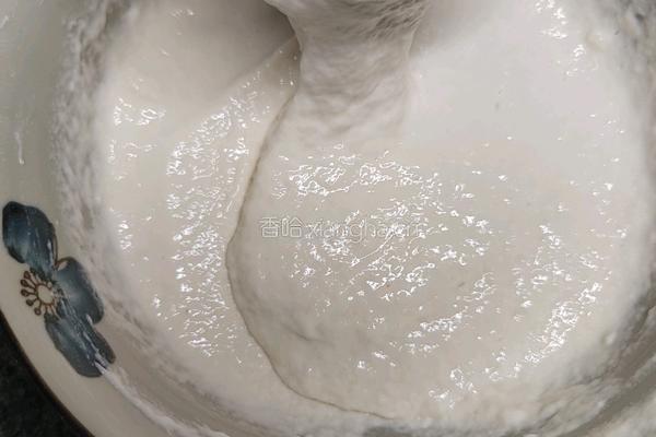 自制蓬松劲道韭菜饼的做法图解1