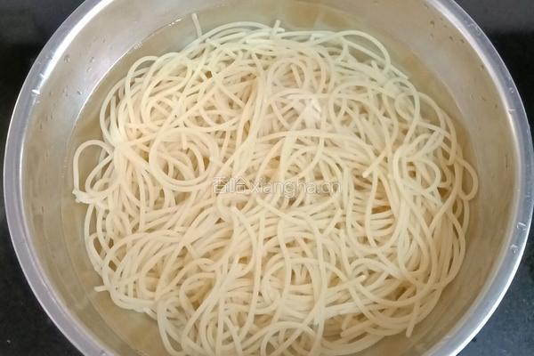 香肠鸡蛋炒意面的做法图解7