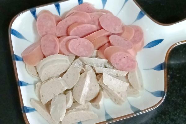 肉丸香肠炒泡面的做法图解2