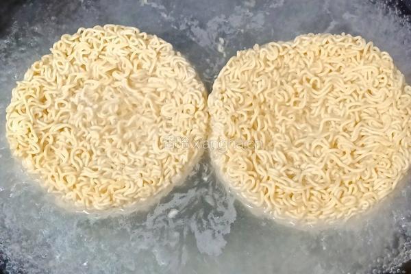 肉丸香肠炒泡面的做法图解7