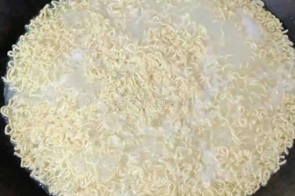 肉丸香肠炒泡面的做法图解8