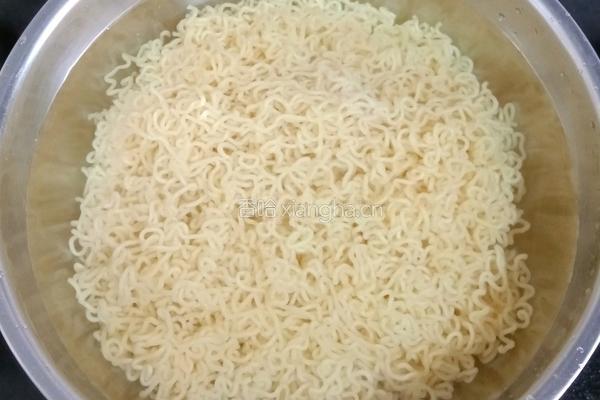 肉丸香肠炒泡面的做法图解9