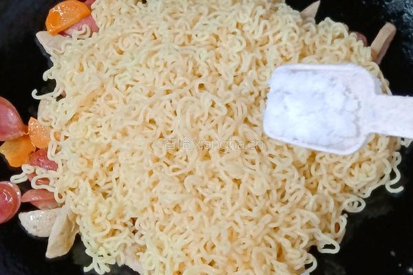 肉丸香肠炒泡面的做法图解15