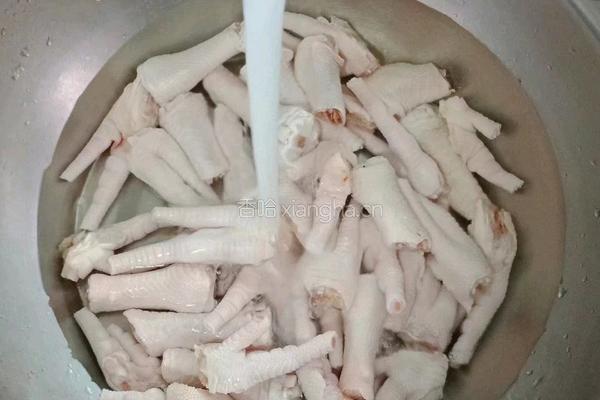 豆瓣酱鸡爪的做法图解1