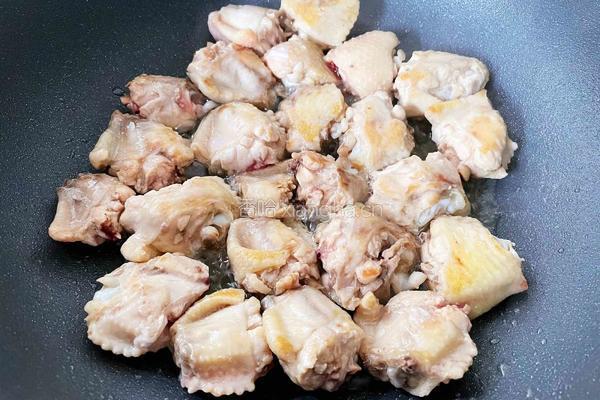 香菇栗子焖鸡翅的做法图解4