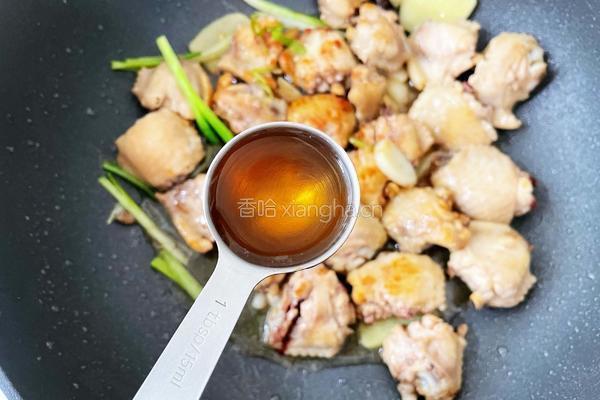 香菇栗子焖鸡翅的做法图解6