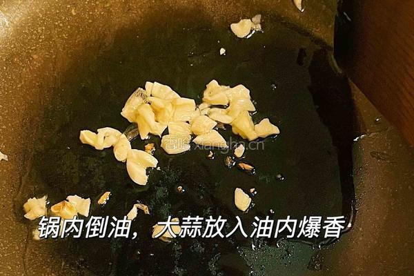 花费10元上班快手便当丨不放盐也好吃的培根炒荷兰豆和洋葱炒虾的做法图解2