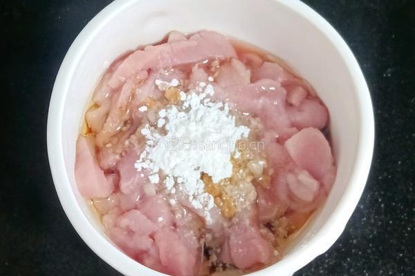 胡萝卜肉丝拌面的做法图解2