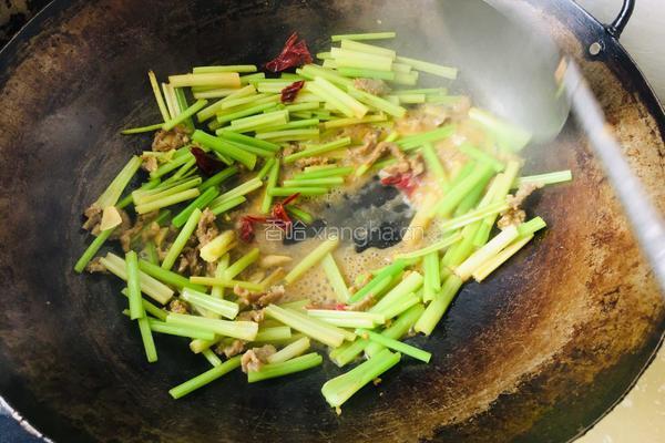 香芹炒牛肉的做法图解8