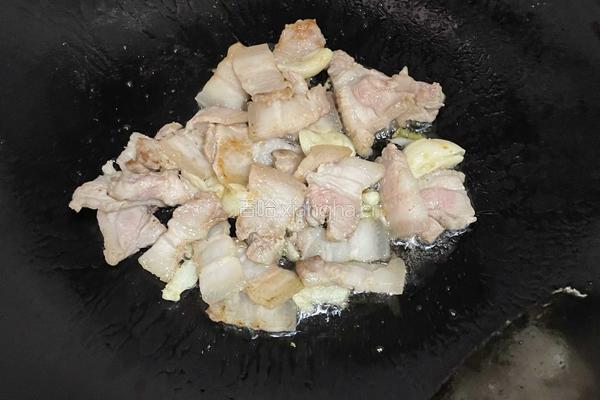 五花肉炒酸菜的做法图解4