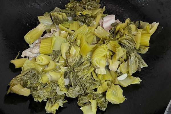五花肉炒酸菜的做法图解5