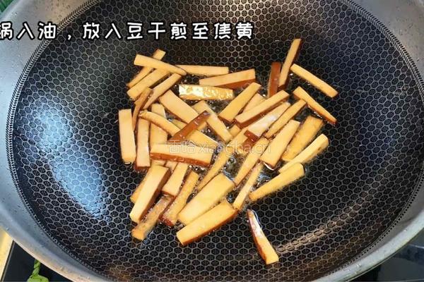 芹菜炒豆干的做法图解3