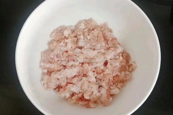 香菇胡萝卜蒸肉饼的做法图解1