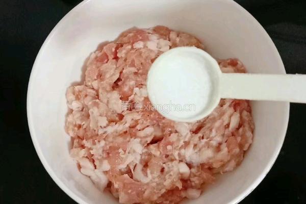 香菇胡萝卜蒸肉饼的做法图解2