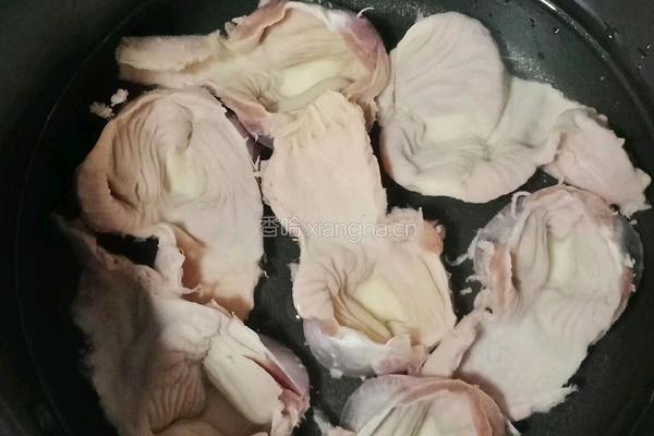 芹菜炒鸡胗的做法图解1