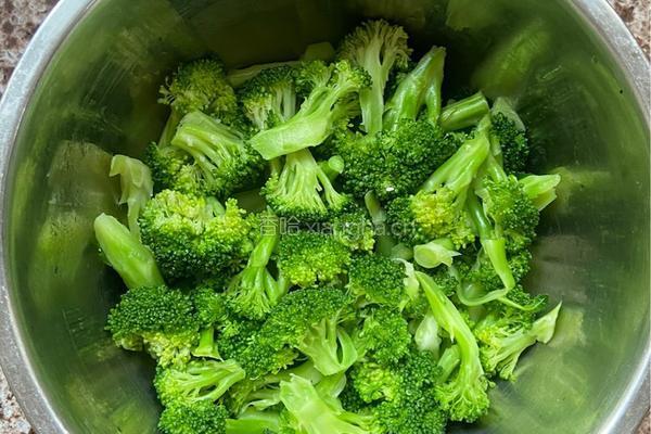 凉拌西兰花鸡胸肉的做法图解1
