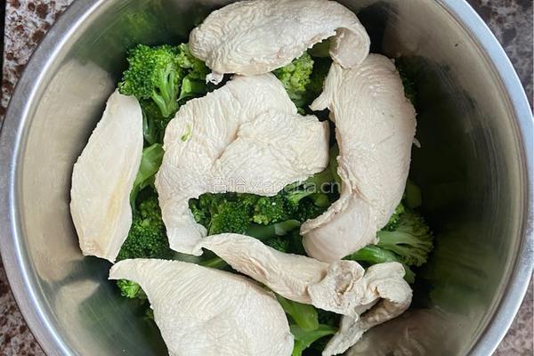 凉拌西兰花鸡胸肉的做法图解2