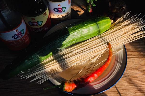 酸辣黄瓜拌面的做法图解1