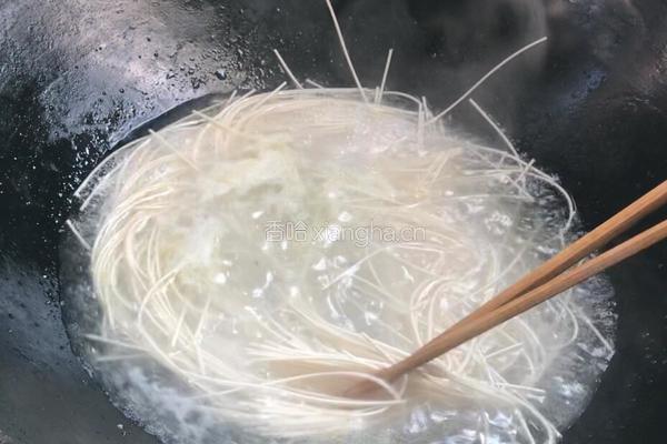 酸辣黄瓜拌面的做法图解9
