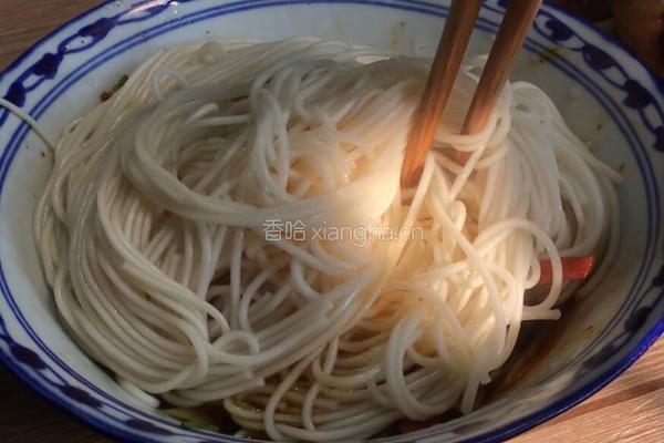 酸辣黄瓜拌面的做法图解10