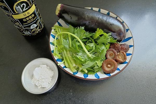 芹菜香菇夹茄子的做法图解1
