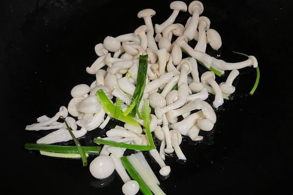 番茄海鲜菇汤的做法图解4